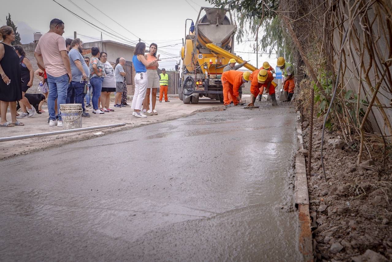 MAYRA RECORRIÓ LA OBRA DE PAVIMENTACIÓN EN EL BARRIO LYNCH