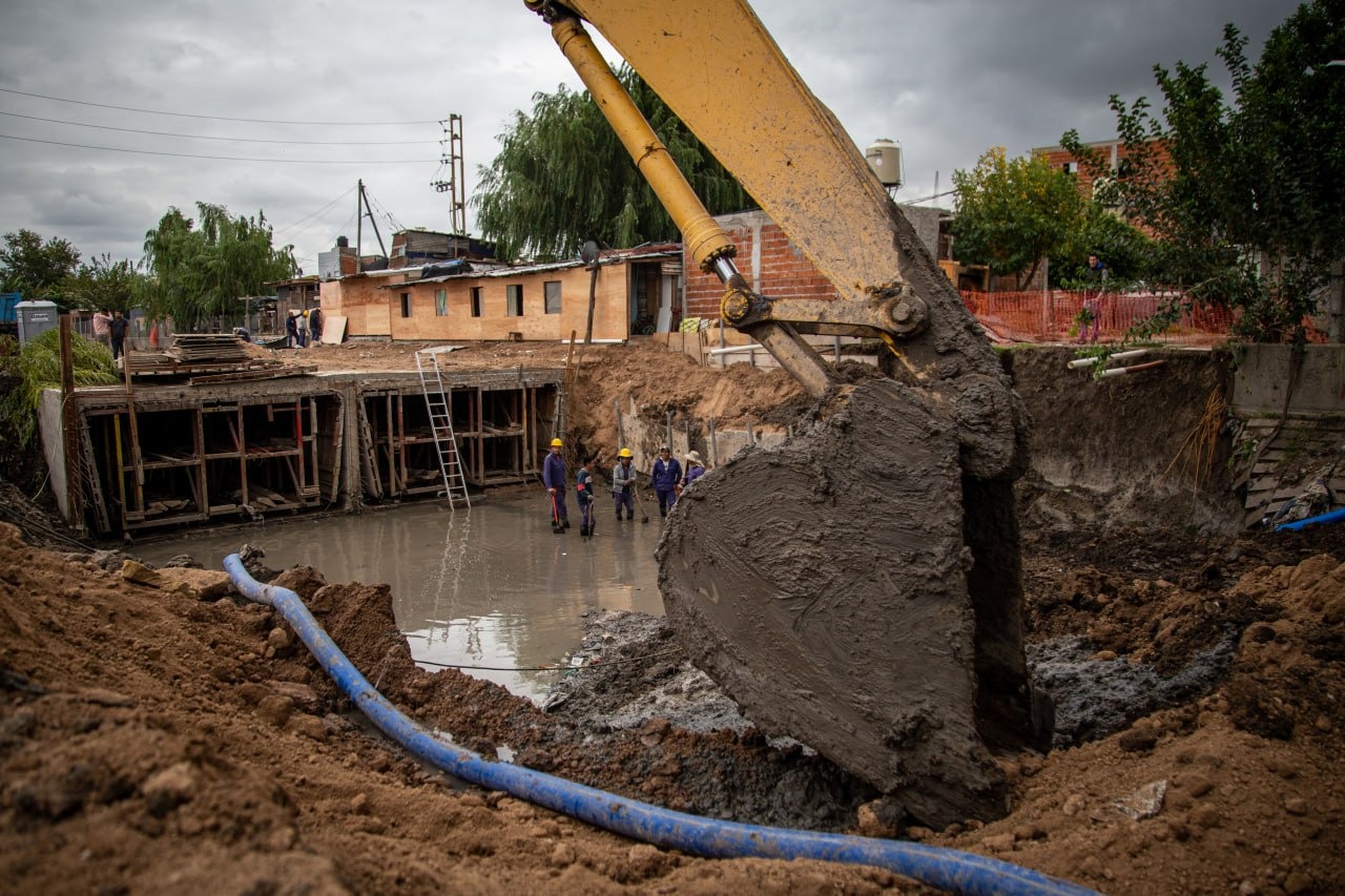 AVANZAN LAS OBRAS DEL ENTUBAMIENTO DEL CANAL CORDERO EN BERNAL OESTE