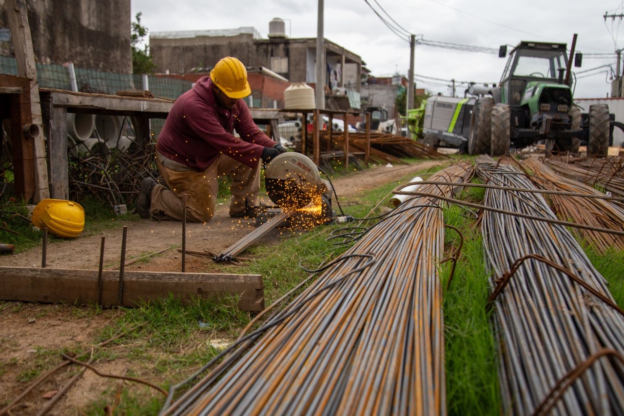 AVANZAN LAS OBRAS DEL ENTUBAMIENTO DEL CANAL CORDERO EN BERNAL OESTE