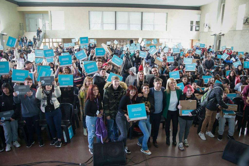  MAYRA MENDOZA Y EL GOBERNADOR KICILLOF ENTREGARON NETBOOKS A ESTUDIANTES