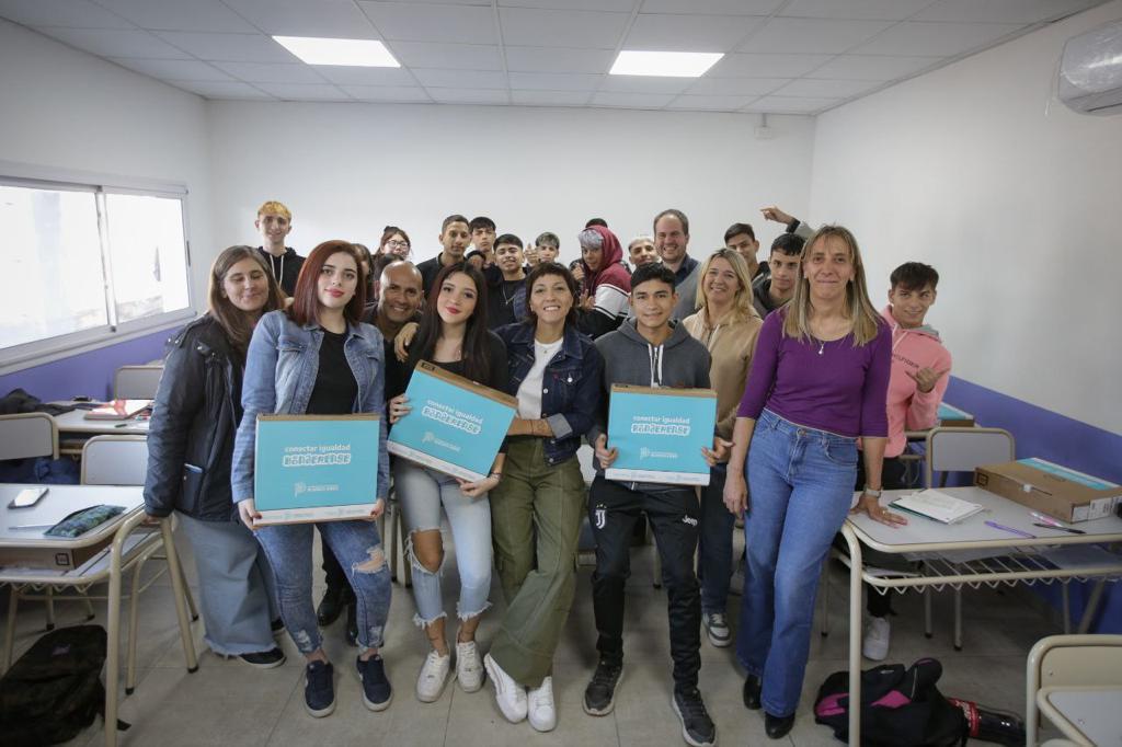 MAYRA ENTREGÓ 25 NETBOOKS DEL PROGRAMA CONECTAR IGUALDAD BONAERENSE