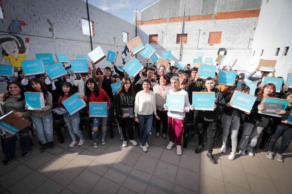 MAYRA ENTREGÓ MÁS DE 140 NETBOOKS A ESTUDIANTES DE LA E.E.M. N°10 DE SOLANO