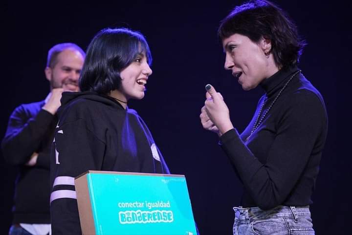 MAYRA REALIZÓ UNA NUEVA ENTREGA DE NETBOOKS A ALUMNOS DEL ÚLTIMO AÑO
