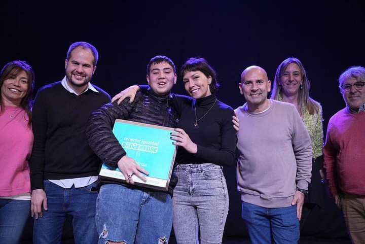 MAYRA REALIZÓ UNA NUEVA ENTREGA DE NETBOOKS A ALUMNOS DEL ÚLTIMO AÑO