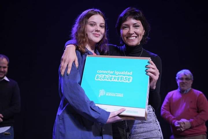 MAYRA REALIZÓ UNA NUEVA ENTREGA DE NETBOOKS A ALUMNOS DEL ÚLTIMO AÑO