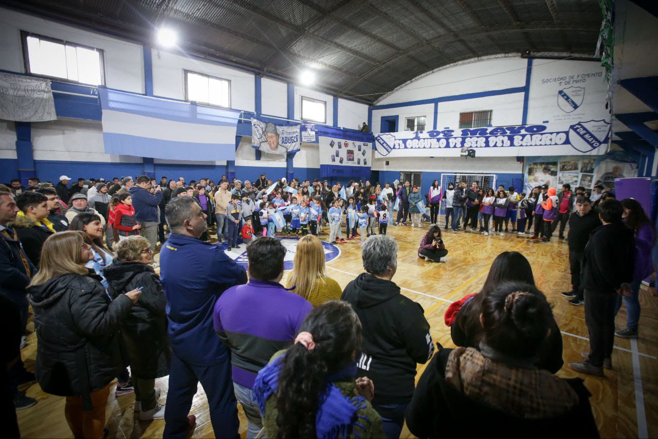 LA SOCIEDAD DE FOMENTO 1º DE MAYO DE BERNAL YA TIENE SU CANCHA DE PARQUET