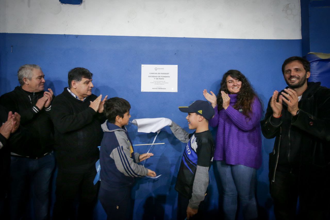 LA SOCIEDAD DE FOMENTO 1º DE MAYO DE BERNAL YA TIENE SU CANCHA DE PARQUET