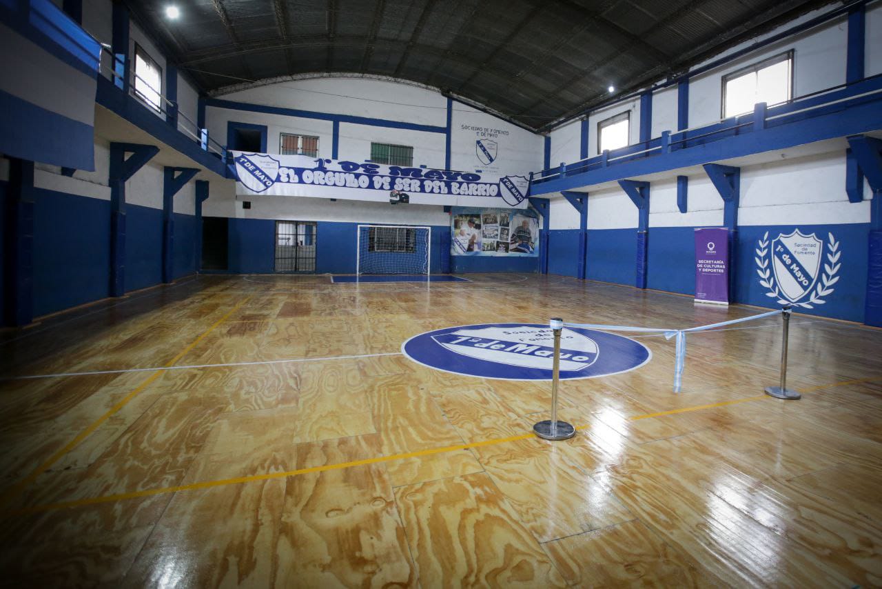LA SOCIEDAD DE FOMENTO 1º DE MAYO DE BERNAL YA TIENE SU CANCHA DE PARQUET