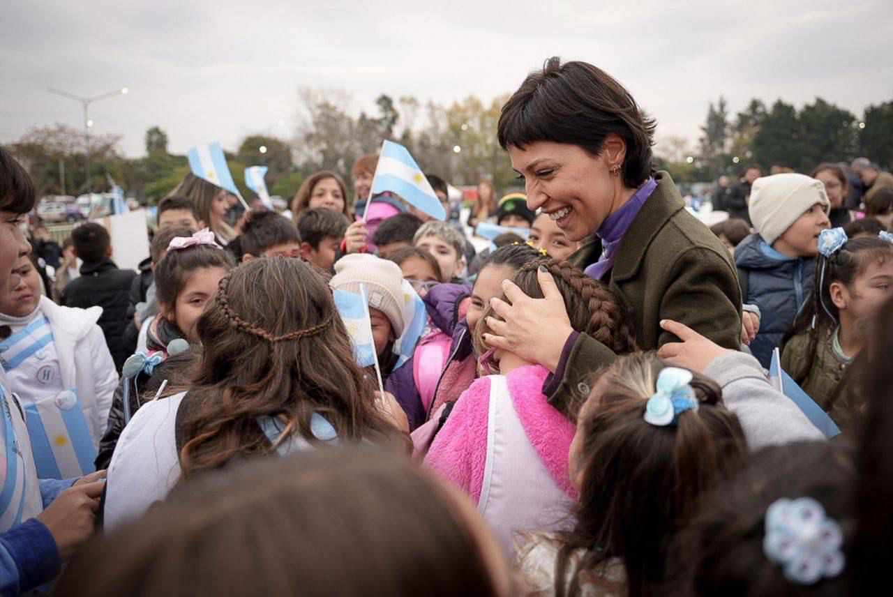  MAYRA JUNTO A 3.000 ALUMNOS QUILMEÑOS EN EL ACTO DE LEALTAD A LA BANDERA