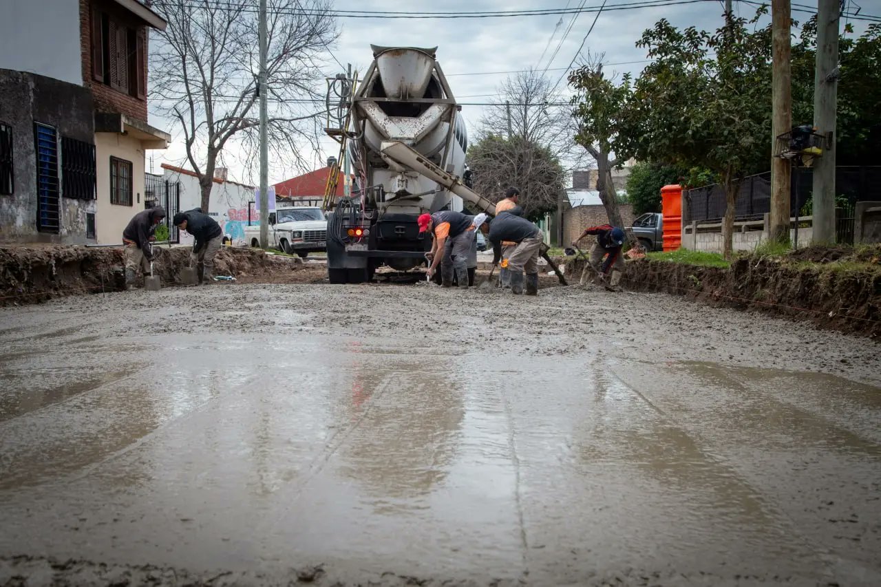 INTENSAS OBRAS DE PAVIMENTACIÓN EN BARRIOS DE BERNAL OESTE 