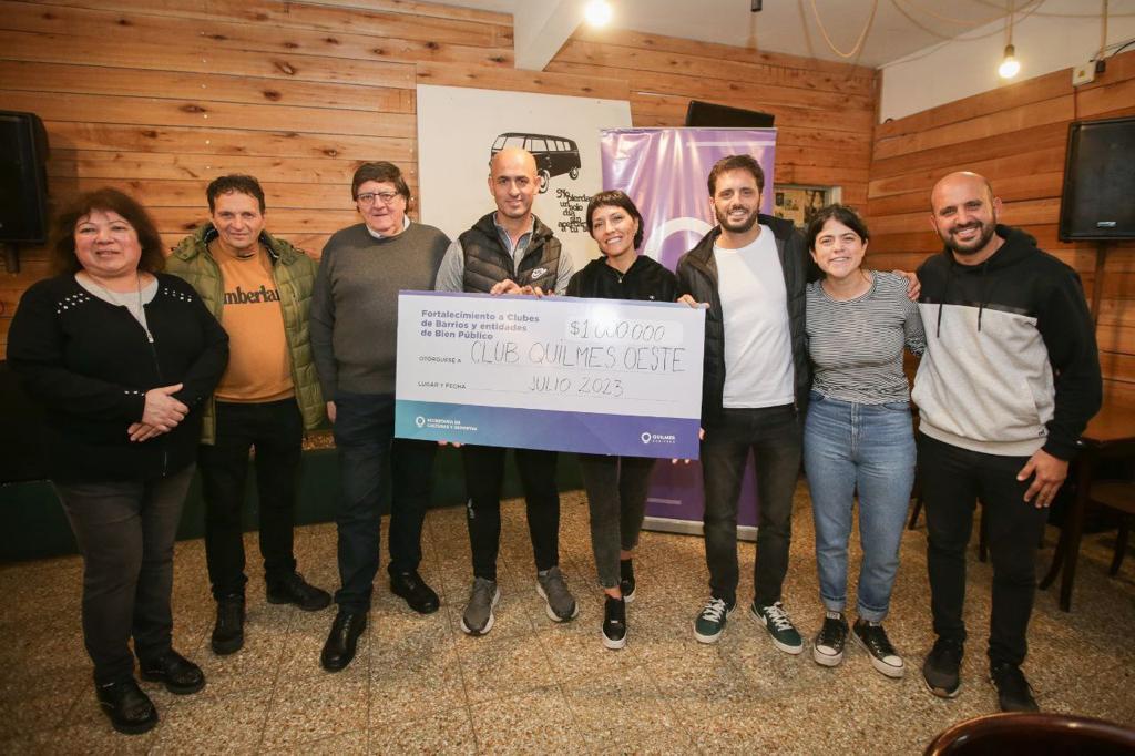 MAYRA ENTREGÓ UN SUBSIDIO AL CLUB SOCIAL Y DEPORTIVO QUILMES OESTE