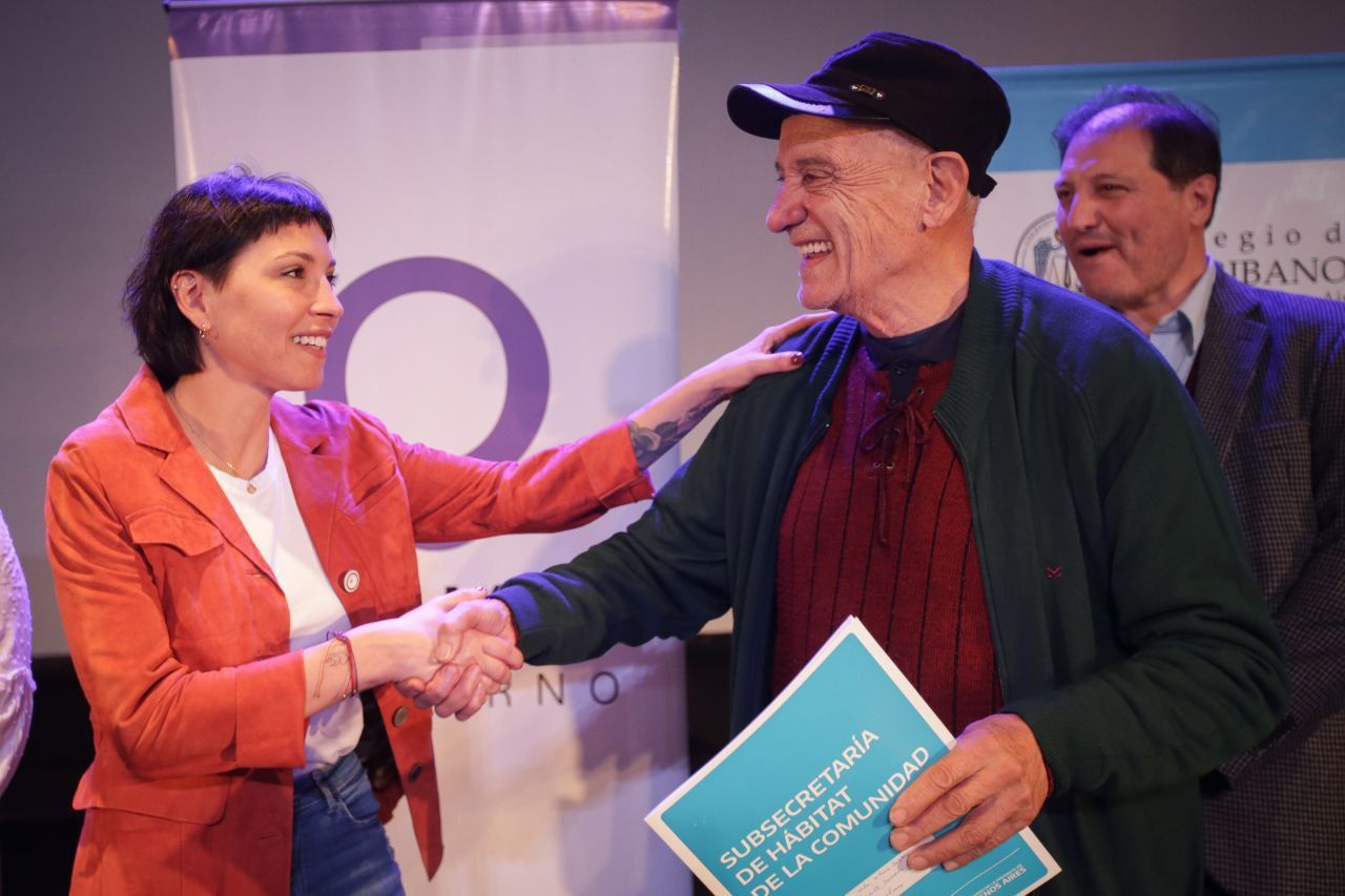 MAYRA EN EL ACTO DE ENTREGA DE ESCRITURAS EN QUILMES
