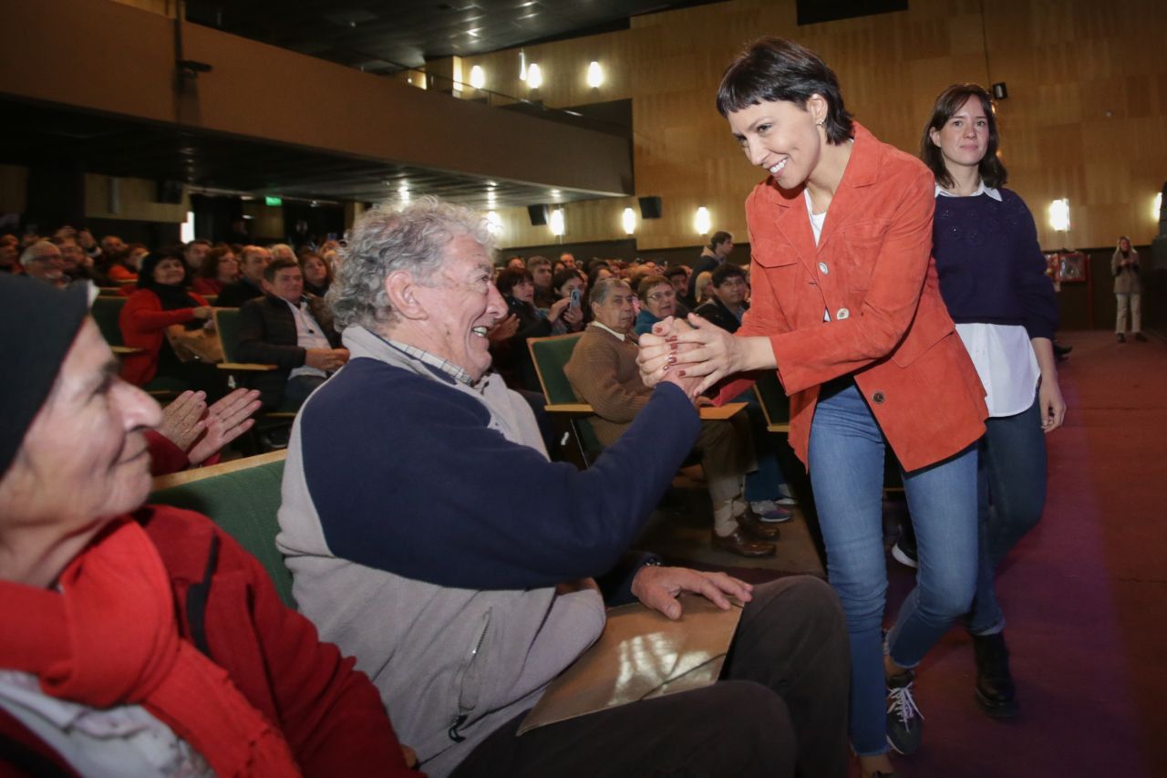 MAYRA EN EL ACTO DE ENTREGA DE ESCRITURAS EN QUILMES