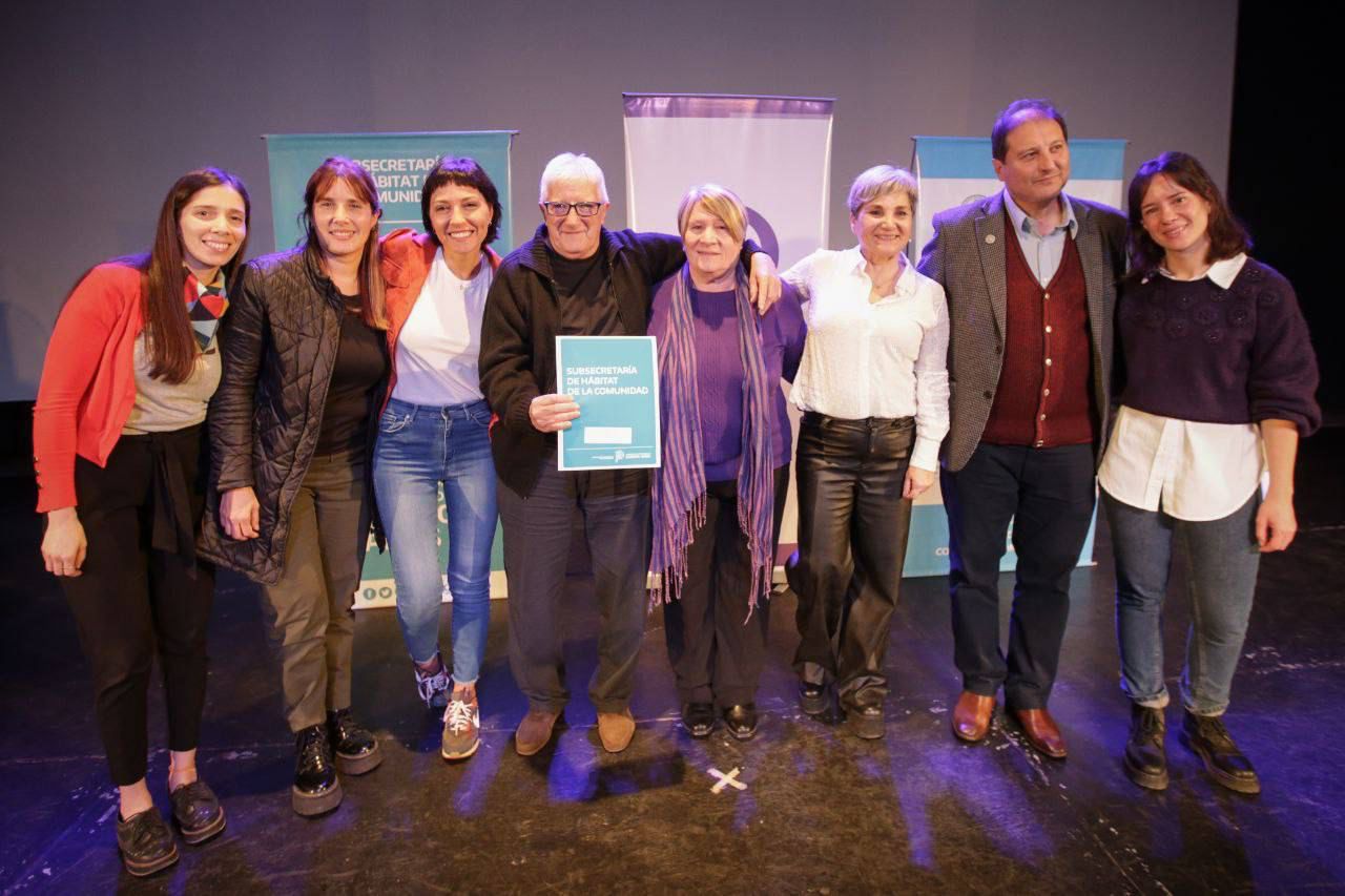 MAYRA EN EL ACTO DE ENTREGA DE ESCRITURAS EN QUILMES