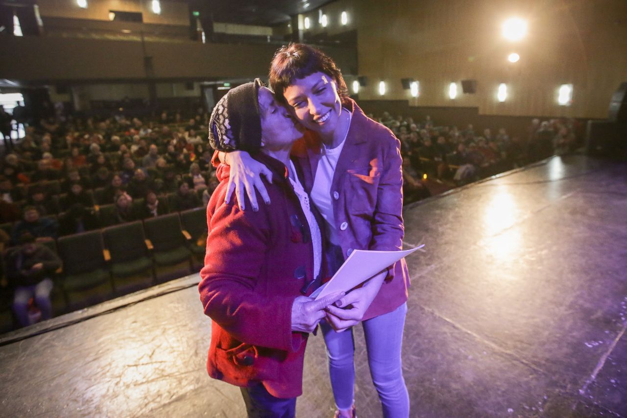 MAYRA EN EL ACTO DE ENTREGA DE ESCRITURAS EN QUILMES