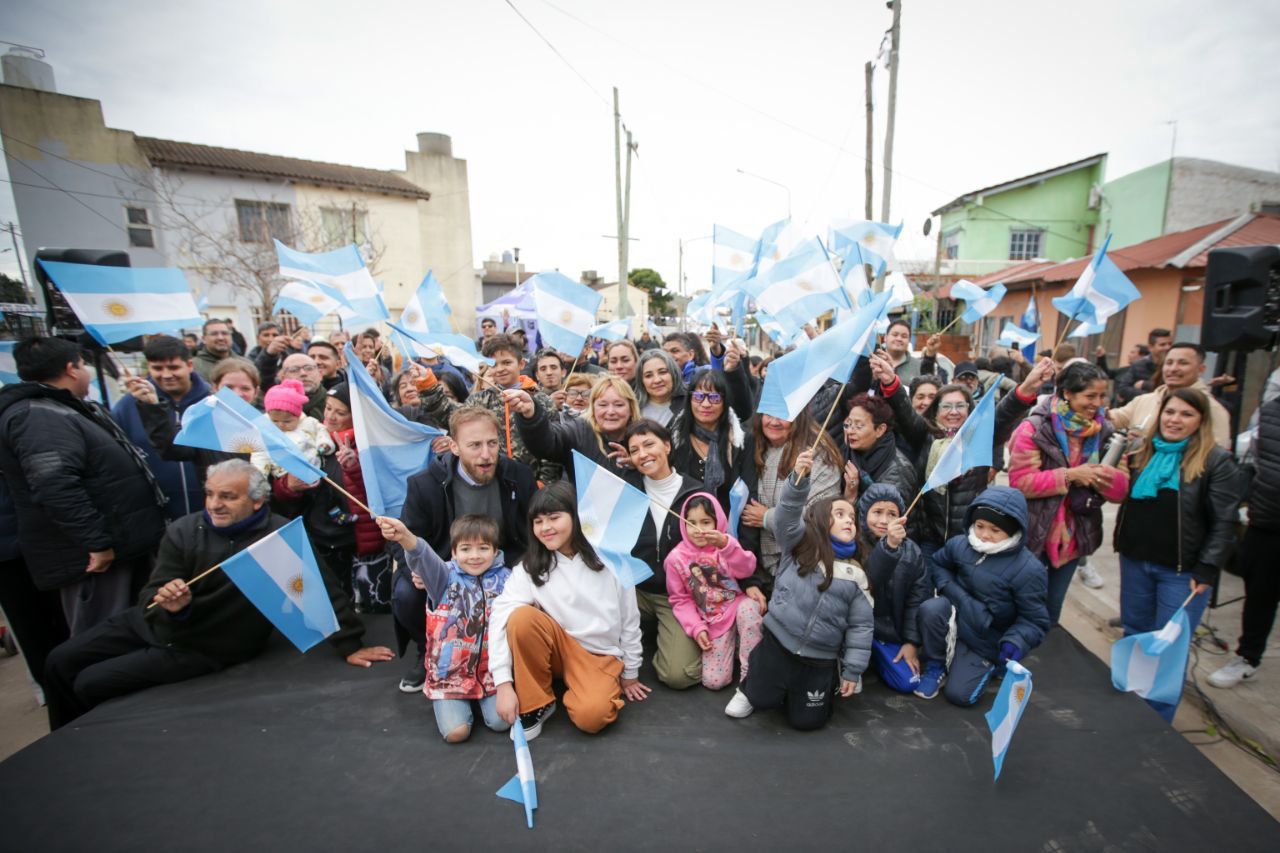  Mayra inauguró 10 nuevos asfaltos en el barrio Lynch de Bernal Oeste