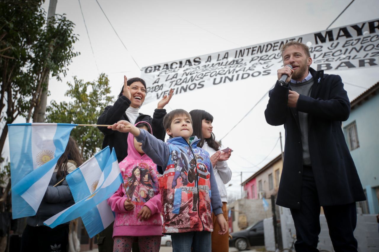  Mayra inauguró 10 nuevos asfaltos en el barrio Lynch de Bernal Oeste