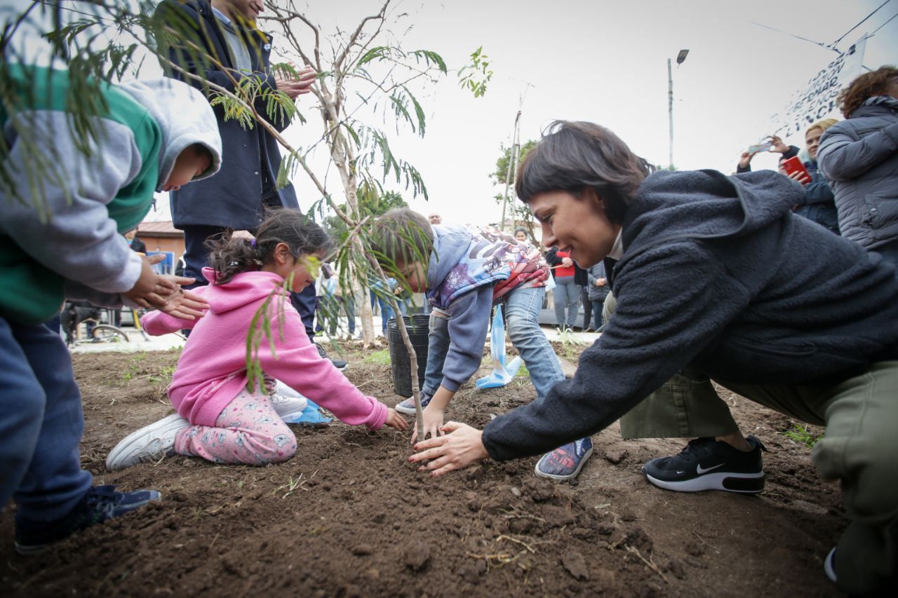  Mayra inauguró 10 nuevos asfaltos en el barrio Lynch de Bernal Oeste