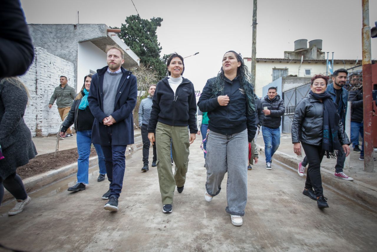  Mayra inauguró 10 nuevos asfaltos en el barrio Lynch de Bernal Oeste