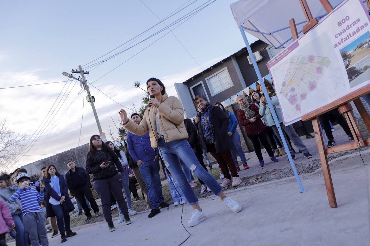 MAYRA INAUGURÓ PAVIMENTOS EN EL BARRIO VECINOS UNIDOS DE BERNAL OESTE 