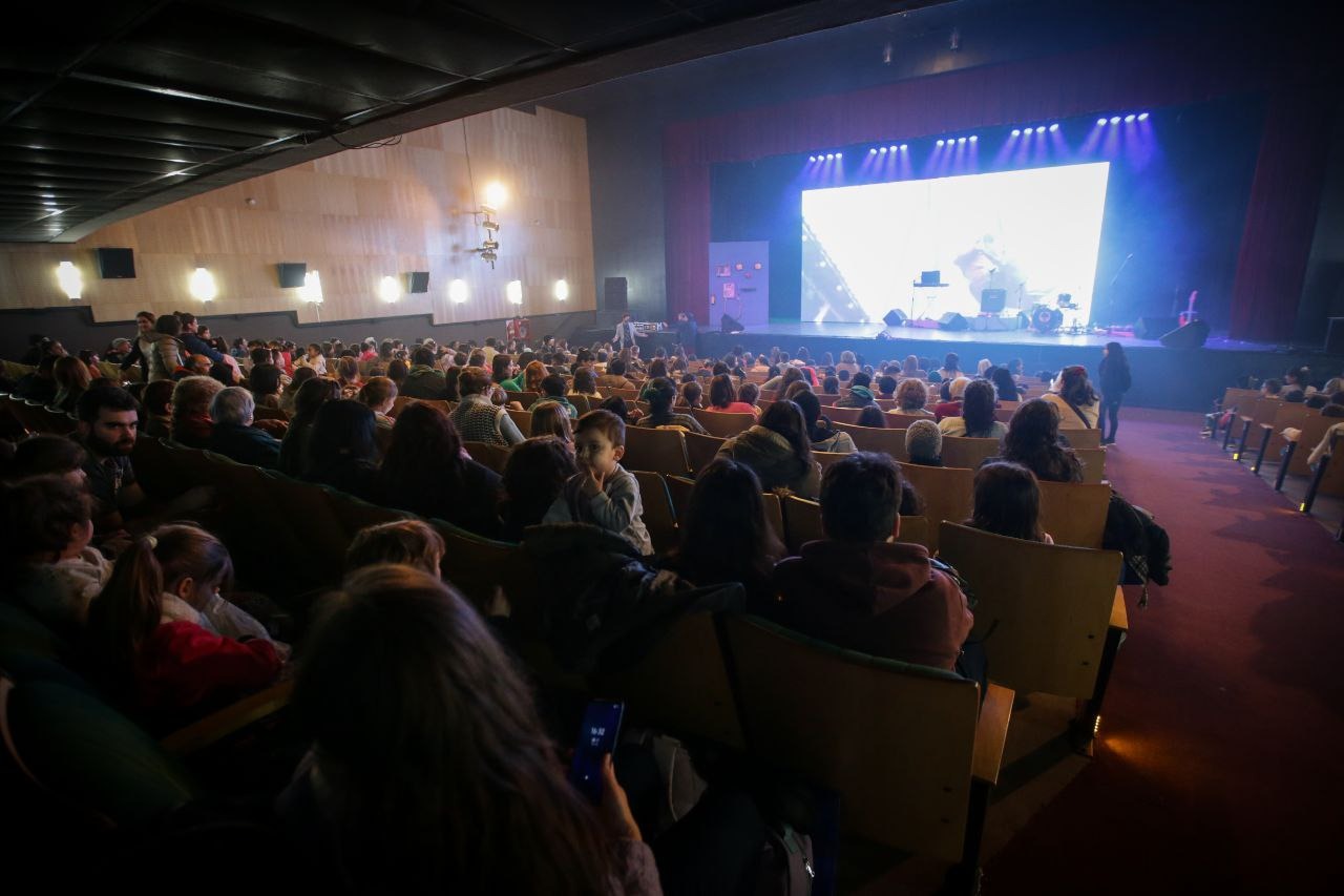 A SALA LLENA:PAKAPAKA CELEBRÓ SU PROGRAMACIÓN 2023 EN EL TEATRO MUNICIPAL