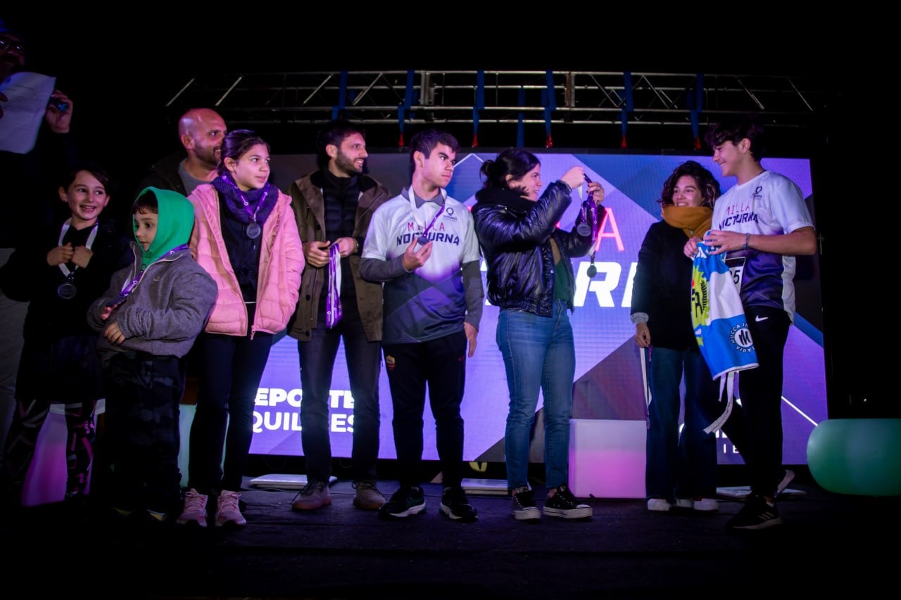  CIENTOS DE VECINOS PARTICIPARON DE LA MILLA NOCTURNA CIUDAD DE QUILMES