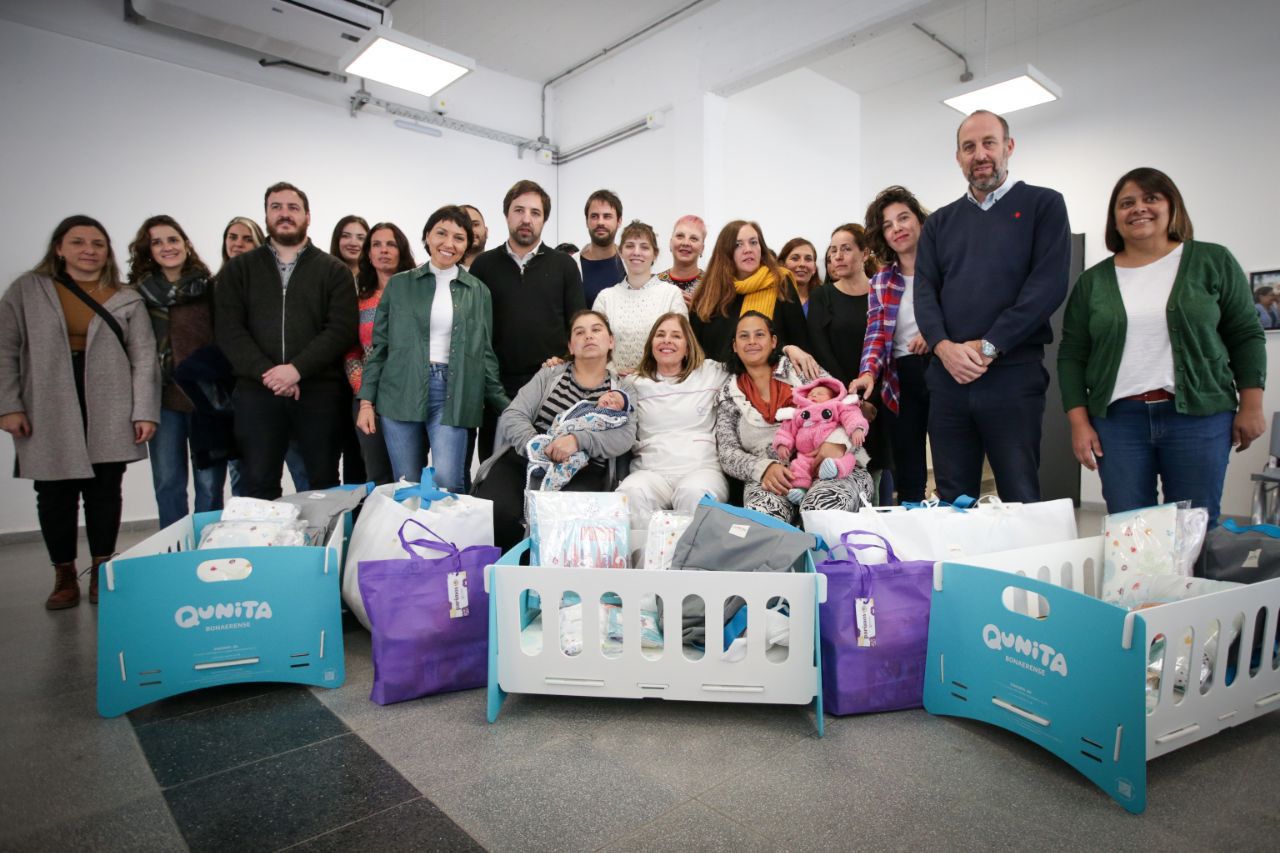 MAYRA Y KREPLAK ENTREGARON KITS DEL PROGRAMA QUNITA BONAERENSE 