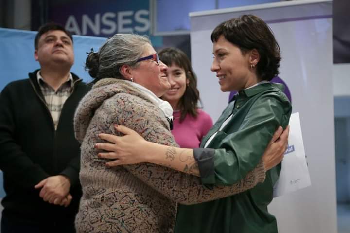 MAYRA ENTREGÓ RESOLUCIONES DE ANSES EN SOLANO