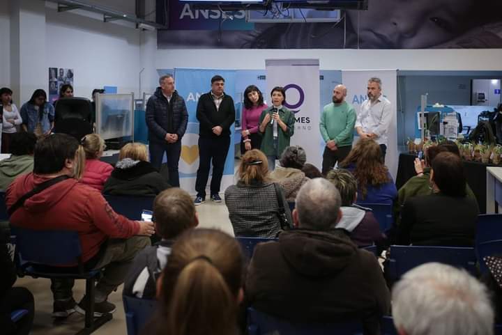 MAYRA ENTREGÓ RESOLUCIONES DE ANSES EN SOLANO