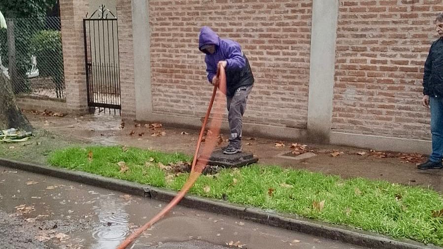 SE REALIZAN TRABAJOS DE LIMPIEZA Y DESOBSTRUCCIÓN PARA EVITAR ANEGAMIENTOS