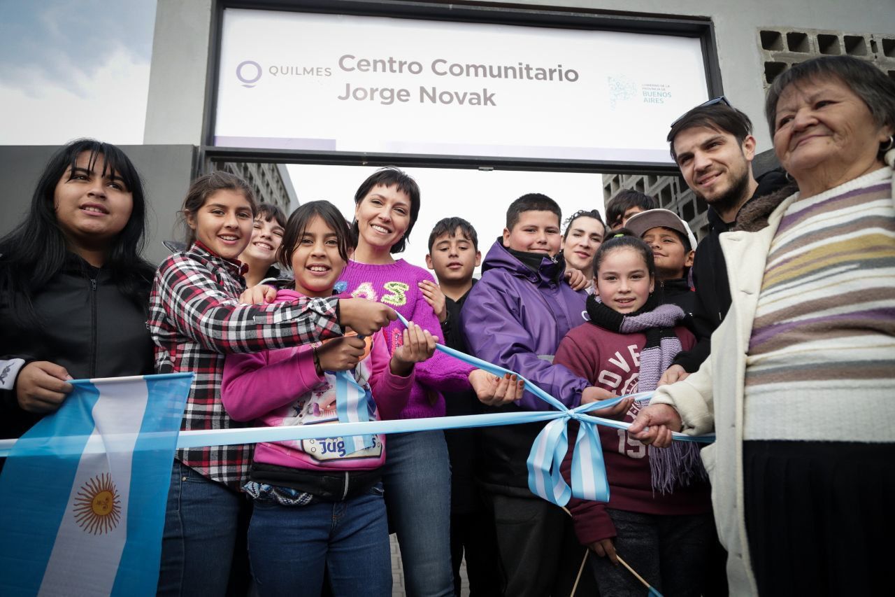  MAYRA INAUGURÓ UN CENTRO COMUNITARIO Y 40 CUADRAS DE PAVIMENTOS EN NOVAK 