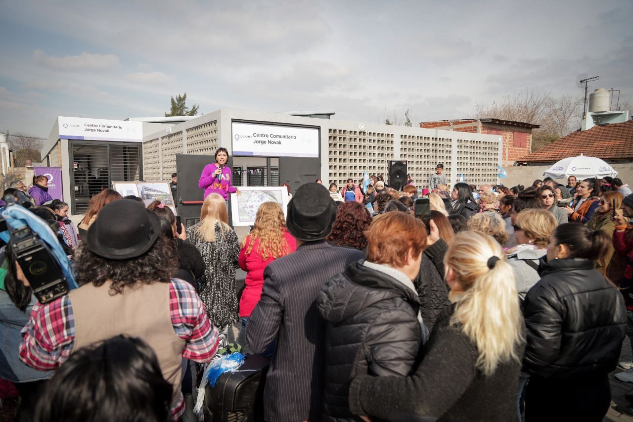  MAYRA INAUGURÓ UN CENTRO COMUNITARIO Y 40 CUADRAS DE PAVIMENTOS EN NOVAK 
