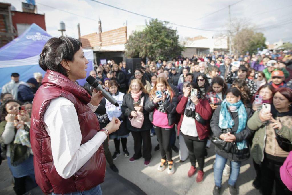 MAYRA INAUGURÓ 14 CALLES DE PAVIMENTO EN QUIMES OESTE