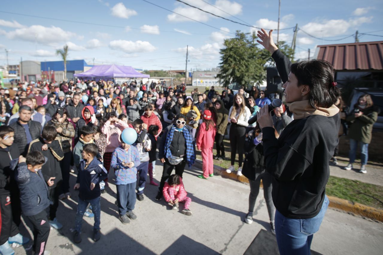 MAYRA INAUGURÓ 24 NUEVOS PAVIMENTOS EN EL BARRIO LA ODISEA DE QUILMES OESTE
