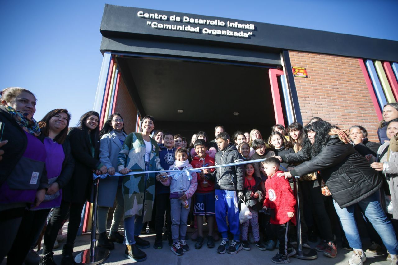 MAYRA INAUGURÓ UN CENTRO DE DESARROLLO INFANTIL Y RECORRIÓ NUEVO PAVIMENTO
