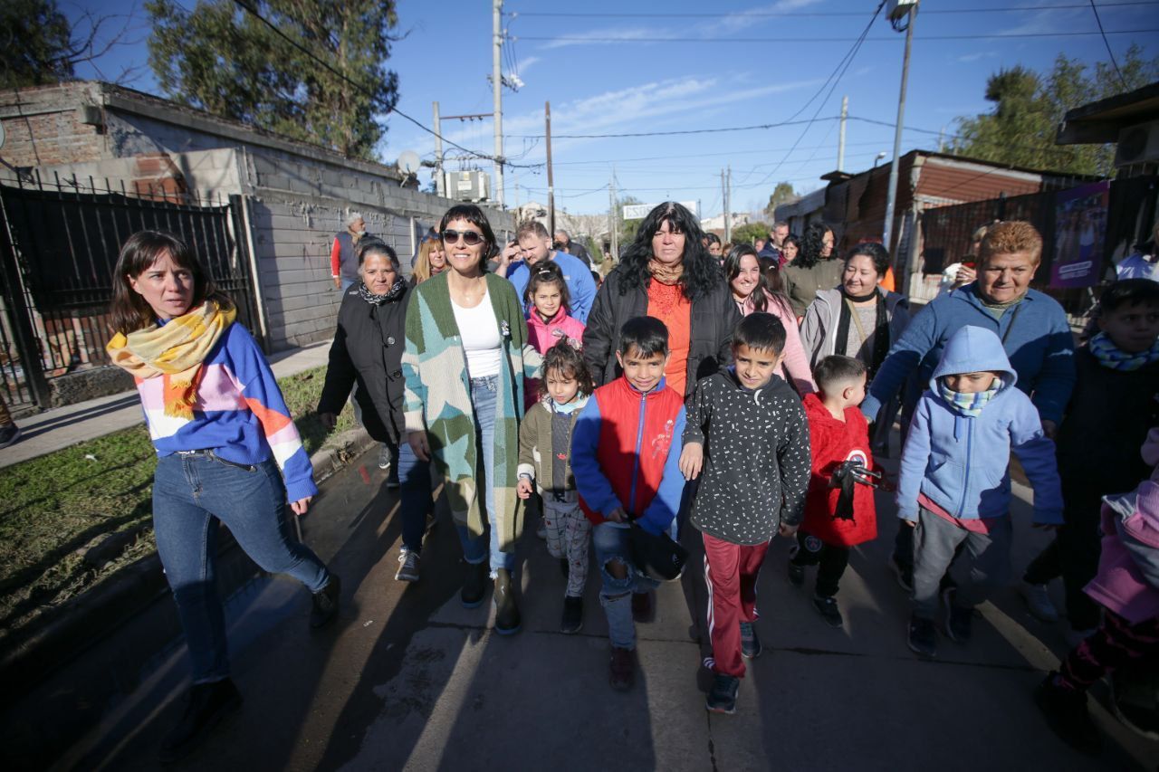 MAYRA INAUGURÓ UN CENTRO DE DESARROLLO INFANTIL Y RECORRIÓ NUEVO PAVIMENTO
