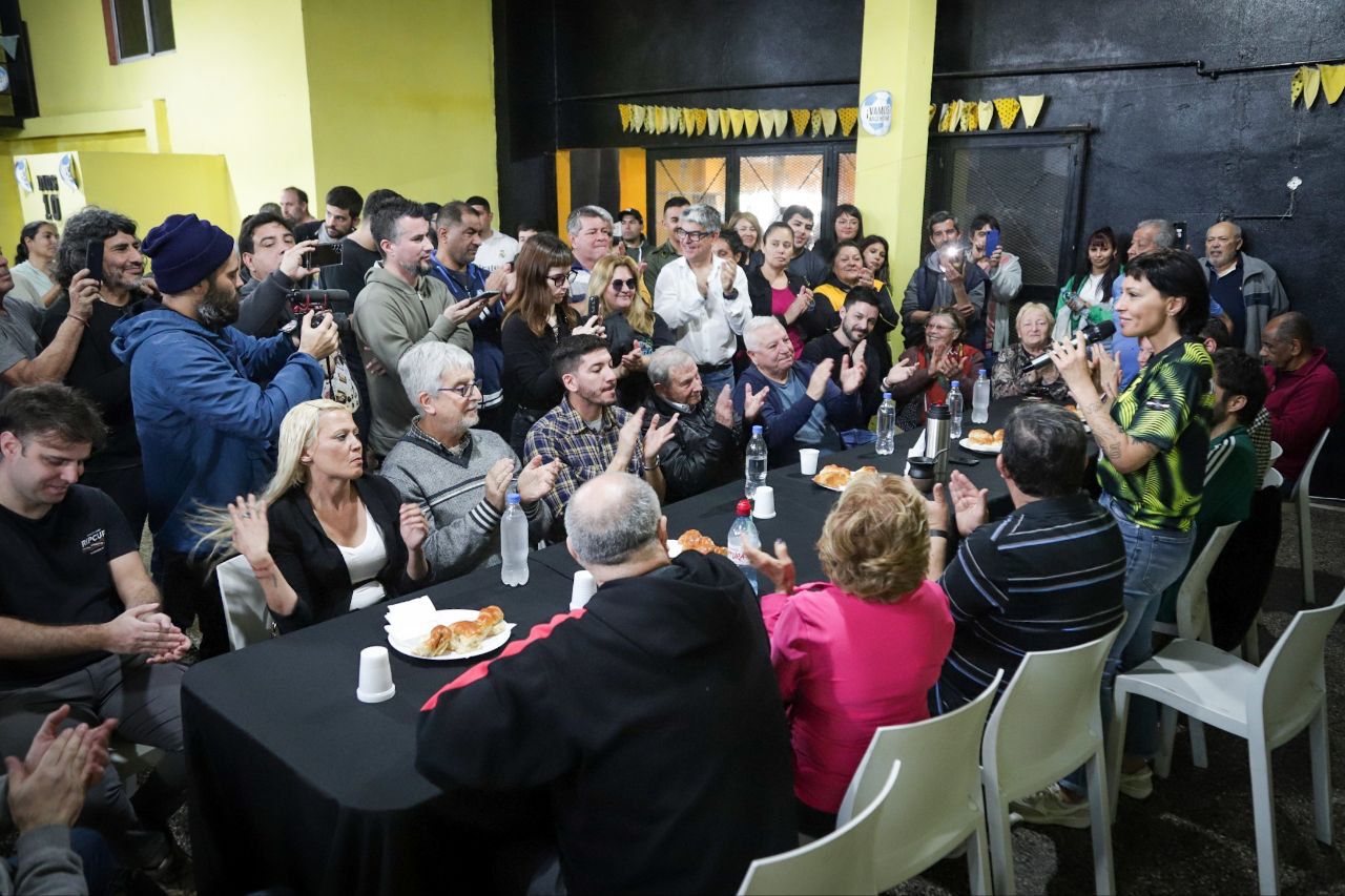 MAYRA VISITÓ EL CLUB EL INCA, SUPERVISÓ OBRAS Y CONVERSÓ CON LOS VECINOS
