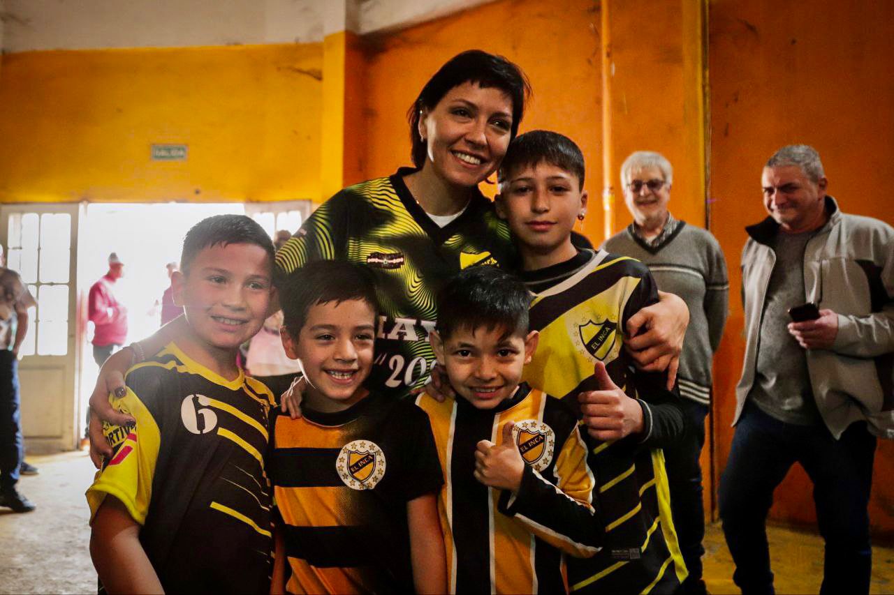 MAYRA VISITÓ EL CLUB EL INCA, SUPERVISÓ OBRAS Y CONVERSÓ CON LOS VECINOS