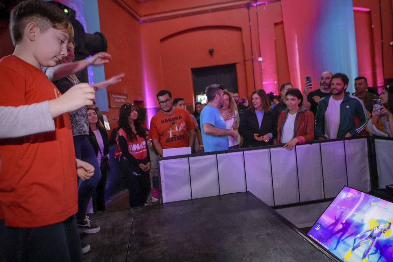 MAYRA Y SAINTOUT VISITARON EL 4º ENCUENTRO PROVINCIAL DE VIDEOJUEGOS