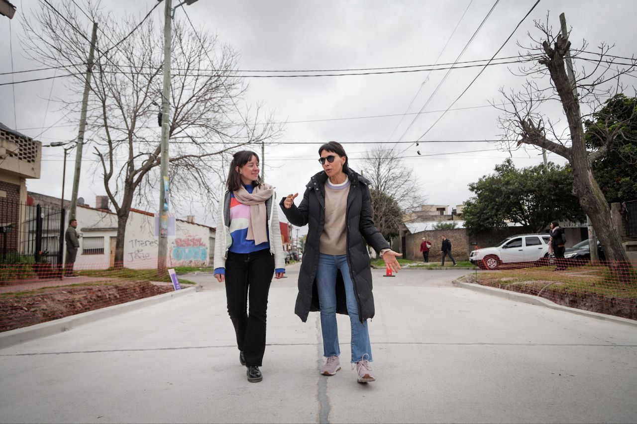 MAYRA RECORRIÓ OBRAS DE PAVIMENTO Y SE REUNIÓ CON VECINOS DE BERNAL OESTE
