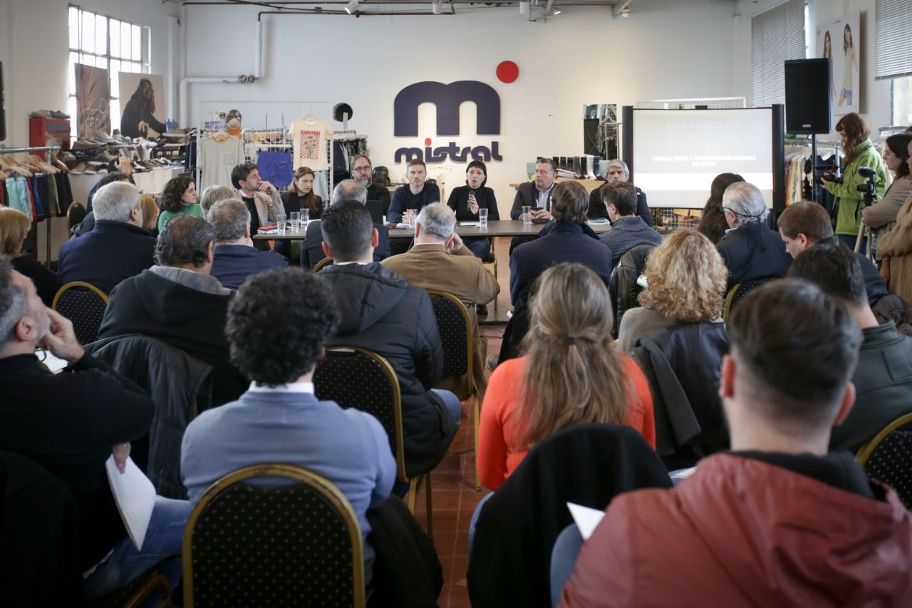 MAYRA, COSTA Y CORREA CON AUTORIDADES DEL SECTOR TEXTIL Y VESTIMENTA