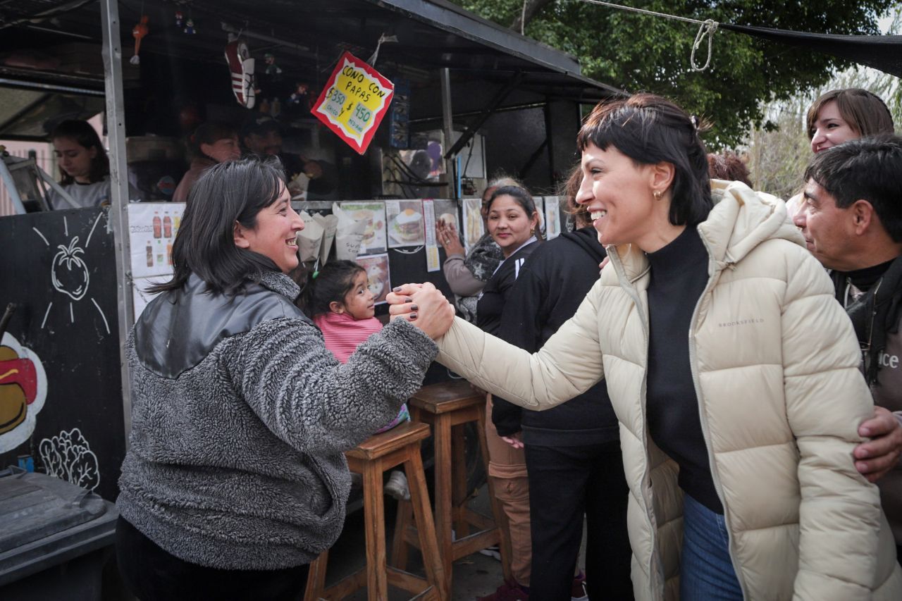  MAYRA RECORRIÓ EL BARRIO LA CAÑADA Y VISITÓ LA PLAZA DEL ENCUENTRO