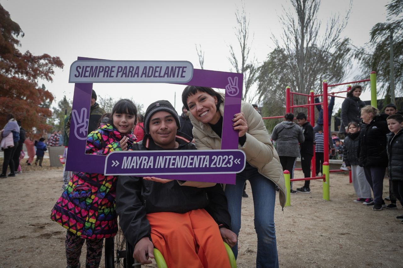  MAYRA RECORRIÓ EL BARRIO LA CAÑADA Y VISITÓ LA PLAZA DEL ENCUENTRO
