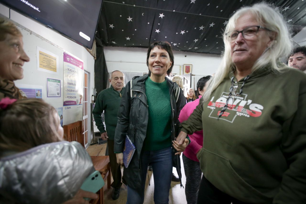 MAYRA SE REUNIÓ CON VECINOS  DE VILLA ALCIRA EN EL CJYP “VOLVER A VIVIR”