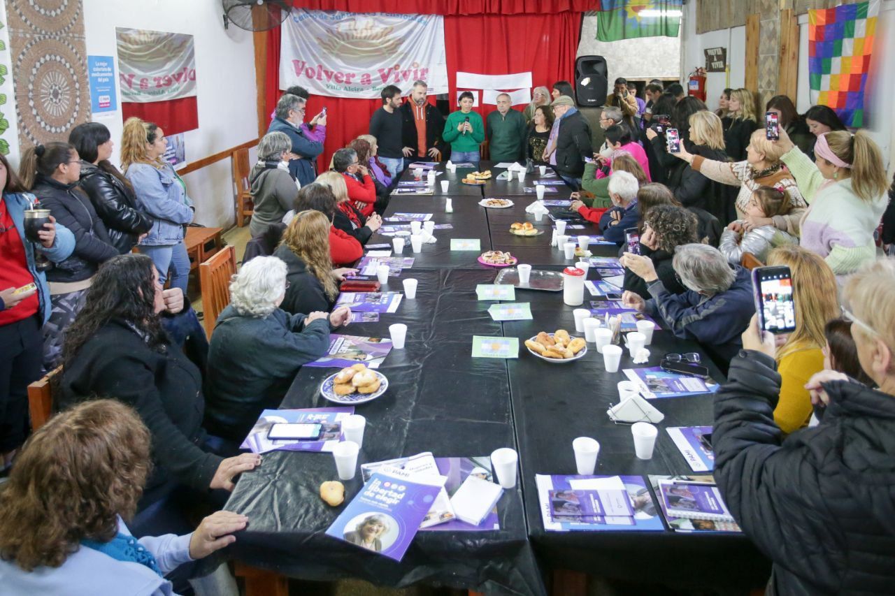 MAYRA SE REUNIÓ CON VECINOS  DE VILLA ALCIRA EN EL CJYP “VOLVER A VIVIR”