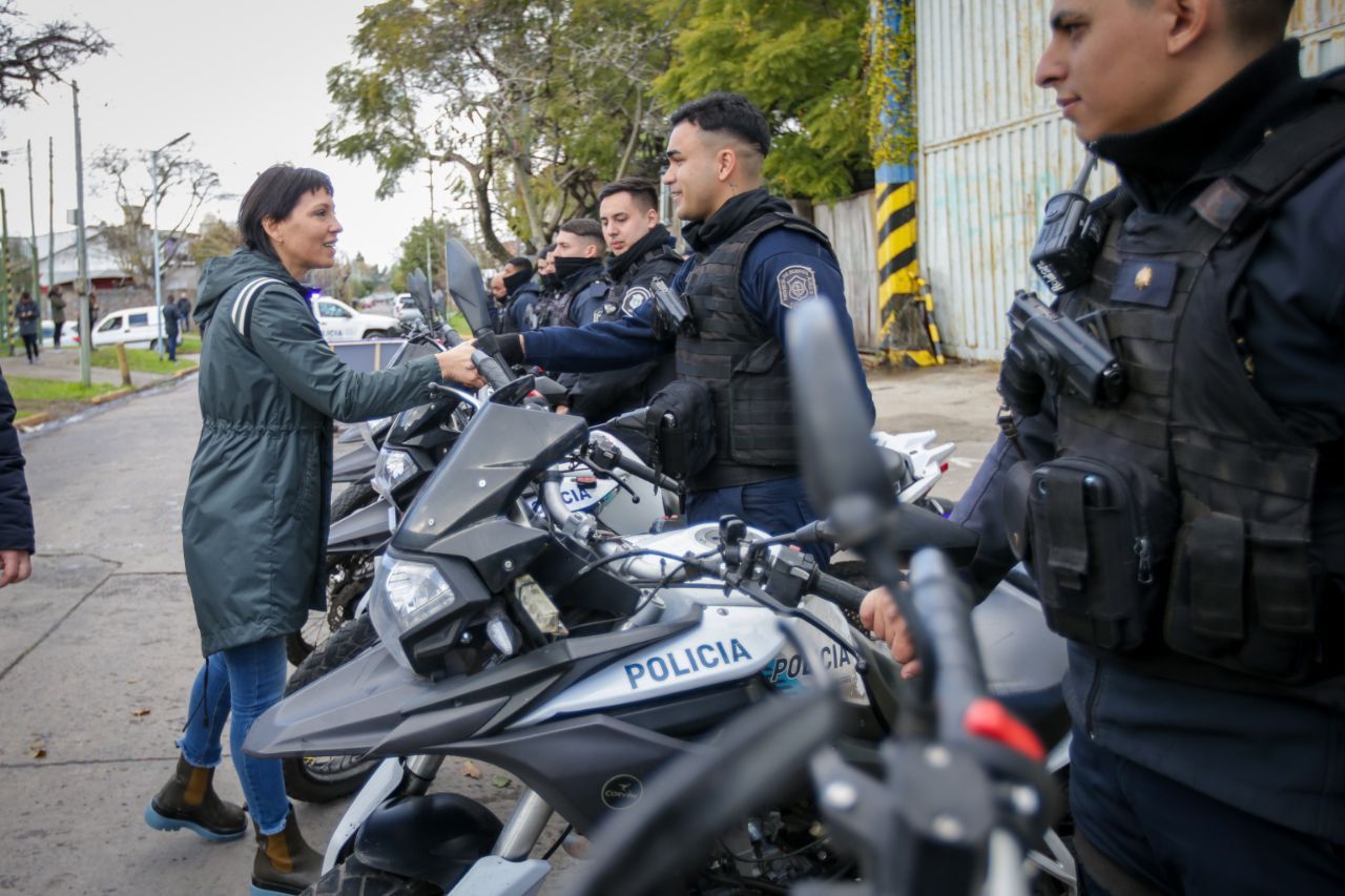 MAYRA ENTREGÓ MATERIAL DE TRABAJO A EFECTIVOS DEL ESCUADRÓN MOTORIZADO