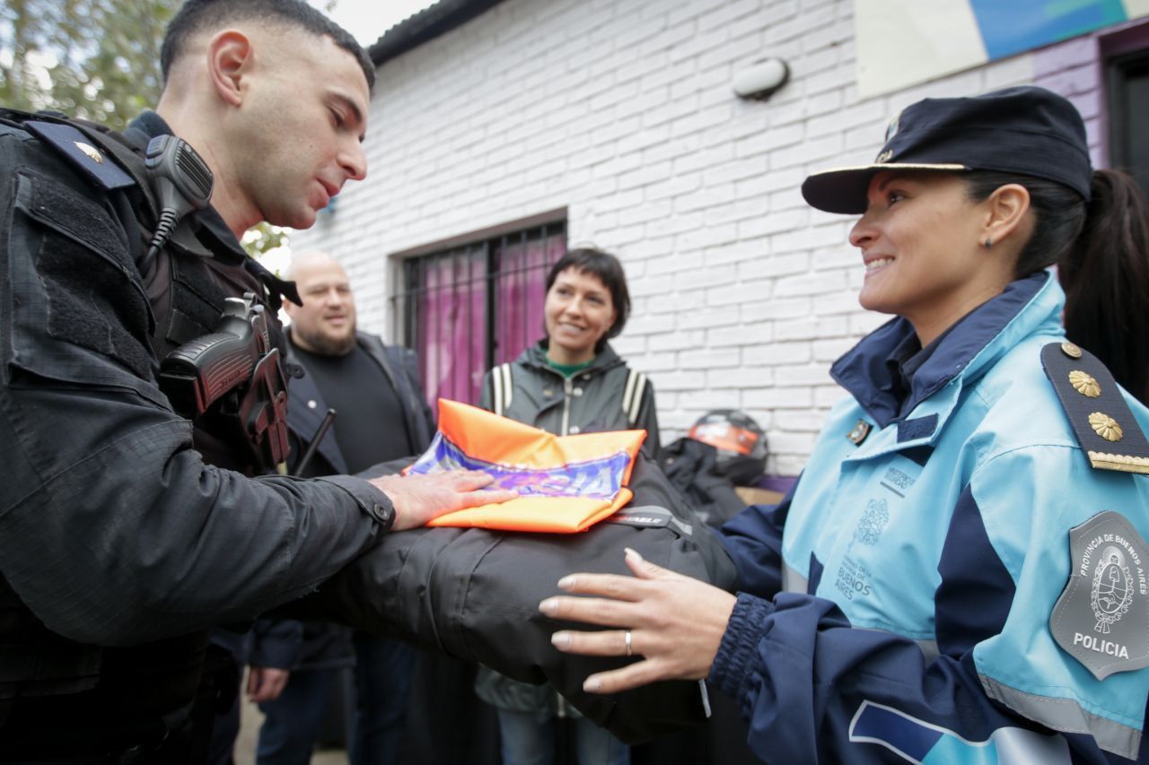 MAYRA ENTREGÓ MATERIAL DE TRABAJO A EFECTIVOS DEL ESCUADRÓN MOTORIZADO