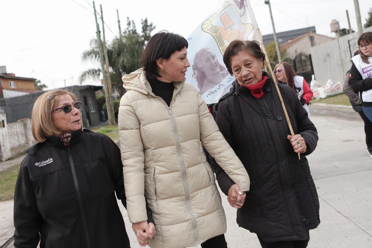 MAYRA DE RECORRIDA POR VILLA LA FLORIDA Y VISITA AL CLUB BARRIAL 