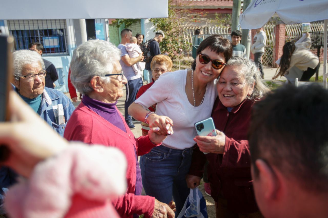 MAYRA RECORRIÓ OBRAS Y CHARLÓ CON VECINOS Y VECINAS EN QUILMES OESTE