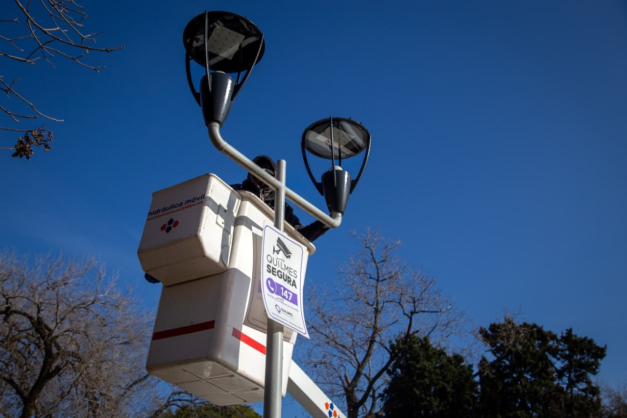 EL MUNICIPIO CONTINÚA INSTALANDO LUMINARIAS LED